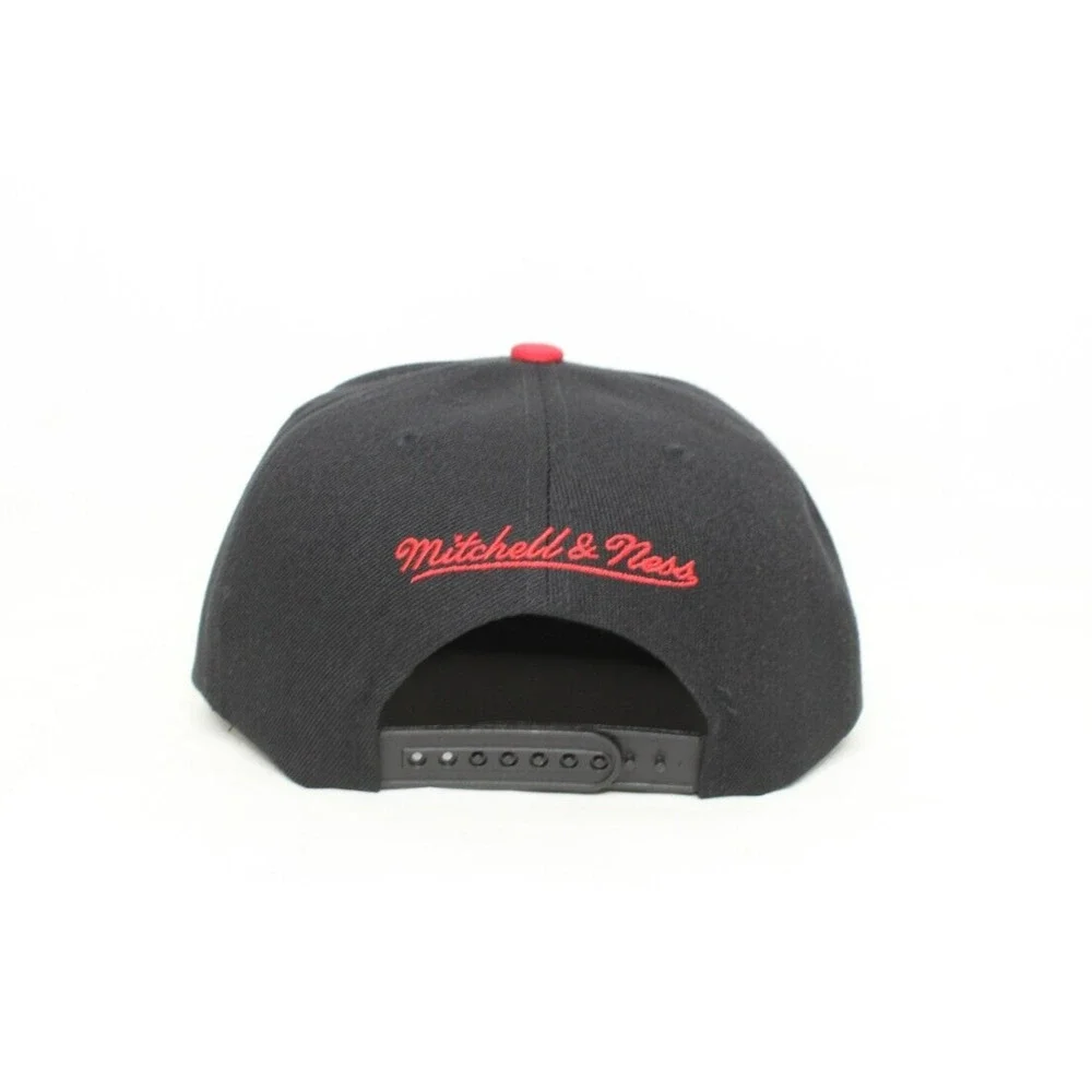 Mitchell & Ness Chicago Bulls Snapback Hat Cap Black / Red NBA Spray Paint NWT